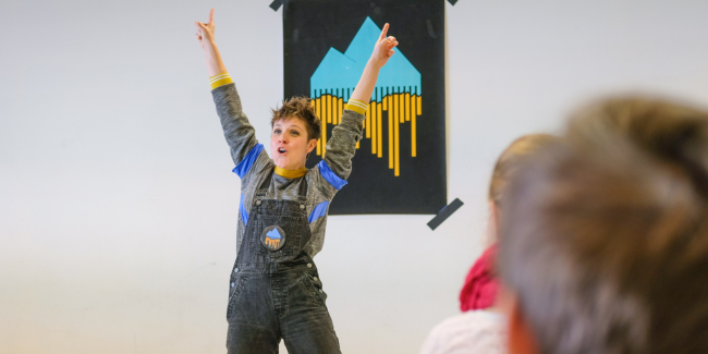 Aux plus Adutes que Nous, théâtre au Collège Lucien Millet de Doué-en-Anjou le 18 avril 2024 - ©CSZ Photographie Aux plus Adultes que Nous, théâtre 12 ans et +, au Collège Lucien Millet de Doué-en-Anjou