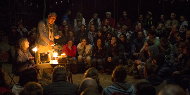 La Veillée, théâtre le 17 octobre 2023 au terrain de loisirs de Brigné à Doue-en-Anjou - ©OpUs La Veillée, théâtre 8 ans et + au Terrain de loisirs de Brigné à Doué-en-Anjou