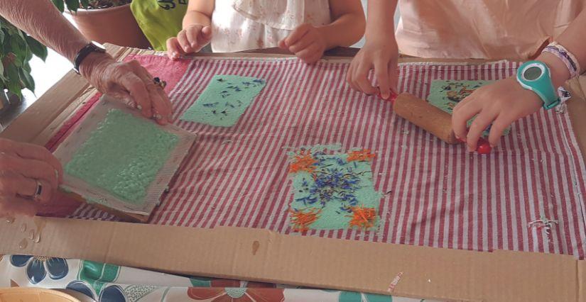 "Fabrication de papier", atelier au Jardin Camifolia de Chemillé-en-Anjou