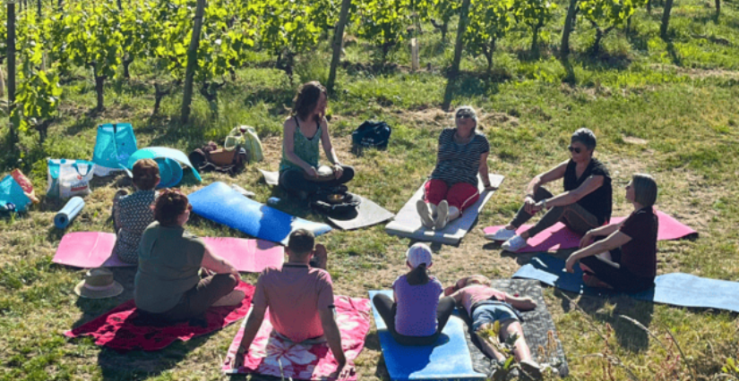 Séance de yoga du rire dans les vignes au Domaine Bodineau aux Verchers-sur-Layon